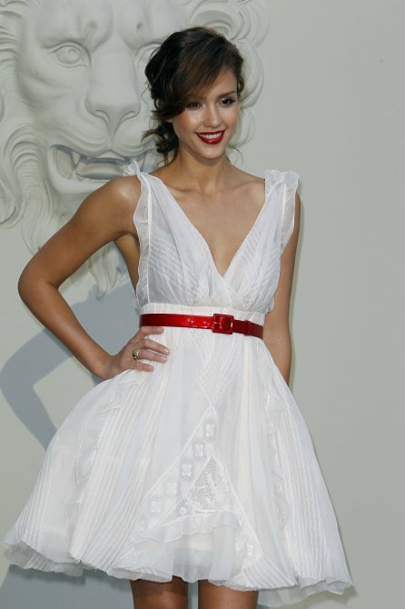 Джессика Альба (Jessica Alba) посетила показ Chanel на Неделе Высокой Моды в Париже