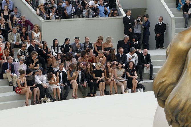 Джессика Альба (Jessica Alba) посетила показ Chanel на Неделе Высокой Моды в Париже