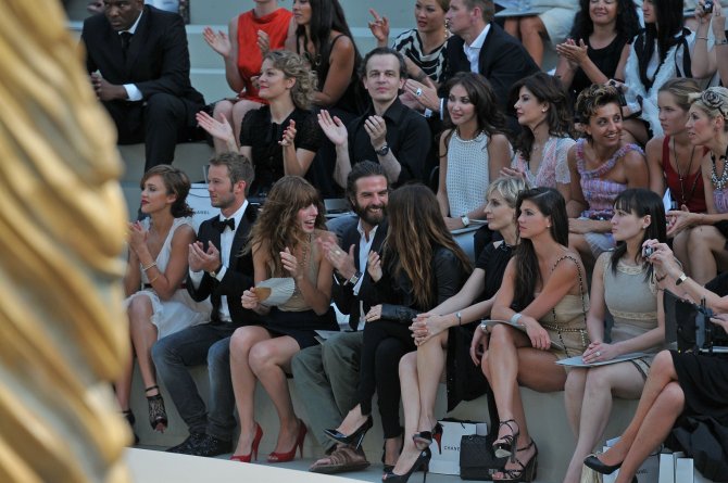 Джессика Альба (Jessica Alba) посетила показ Chanel на Неделе Высокой Моды в Париже