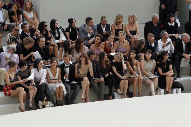 Джессика Альба (Jessica Alba) посетила показ Chanel на Неделе Высокой Моды в Париже