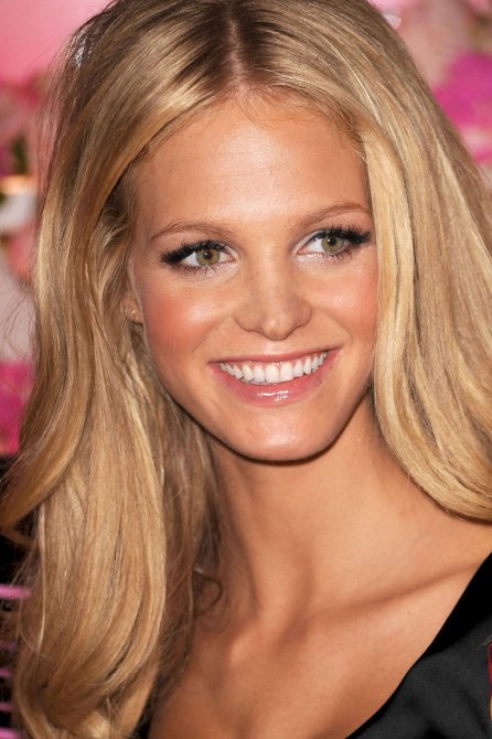 Ангелы Victoria's Secret презентовали новый аромат «Bombshell»