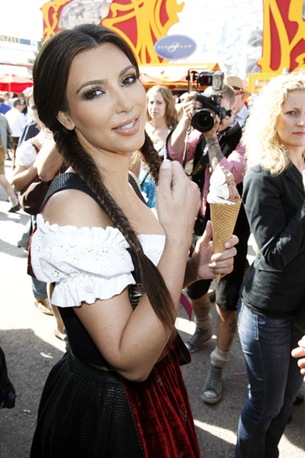 Ким Кардашян (Kim Kardashian) на фестивале пива «Октоберфест» в Германии