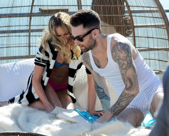 Анна Вялицына (Anne Vyalitsyna) снялась в постели с вокалистом Maroon 5