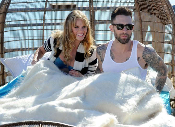 Анна Вялицына (Anne Vyalitsyna) снялась в постели с вокалистом Maroon 5