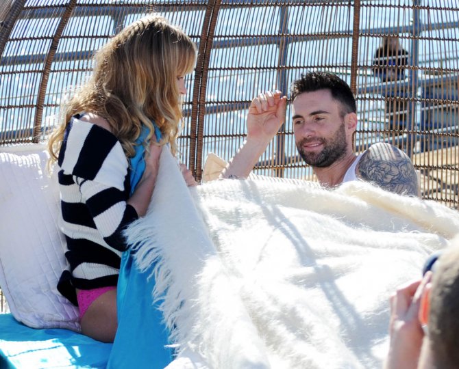 Анна Вялицына (Anne Vyalitsyna) снялась в постели с вокалистом Maroon 5