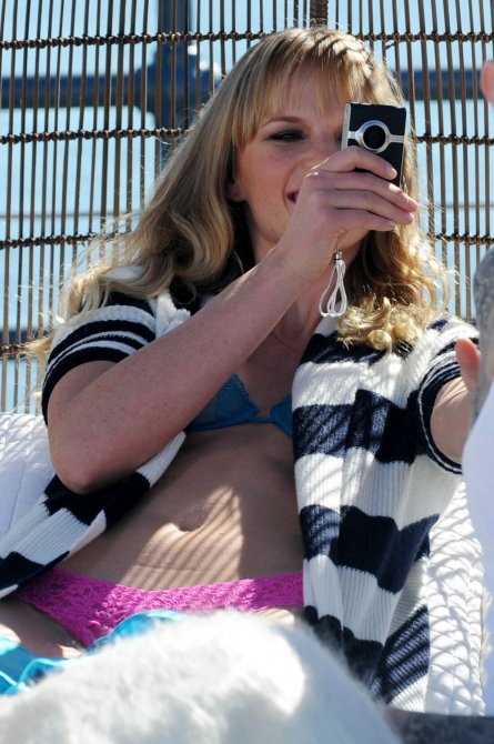 Анна Вялицына (Anne Vyalitsyna) снялась в постели с вокалистом Maroon 5