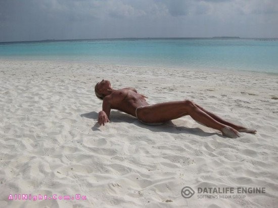 Голая Анастасия Волочкова на Мальдивах (14 фото)