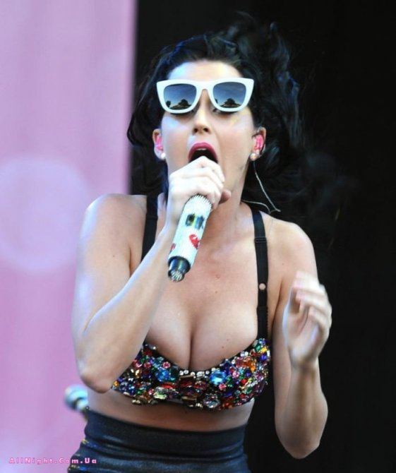 Кэти Перри на концерте (7 фото)