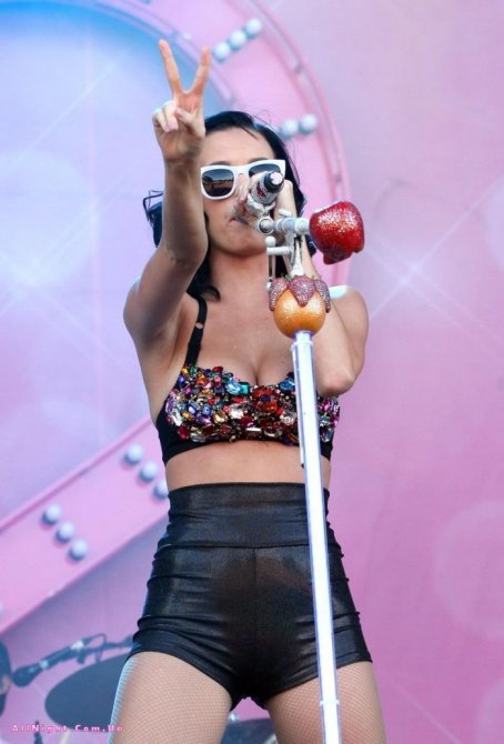 Кэти Перри на концерте (7 фото)