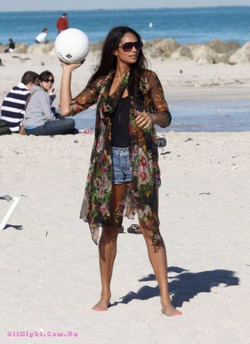 Пляжные фото Алеши Диксон (14 фото)