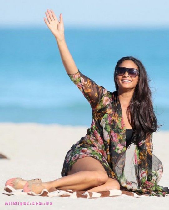 Пляжные фото Алеши Диксон (14 фото)