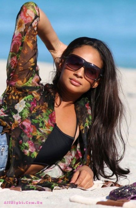 Пляжные фото Алеши Диксон (14 фото)