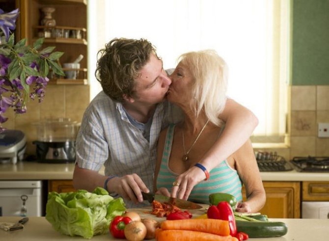 Муж завещал своей жене сделать силиконовую грудь и найти молодого любовника (11 фото)