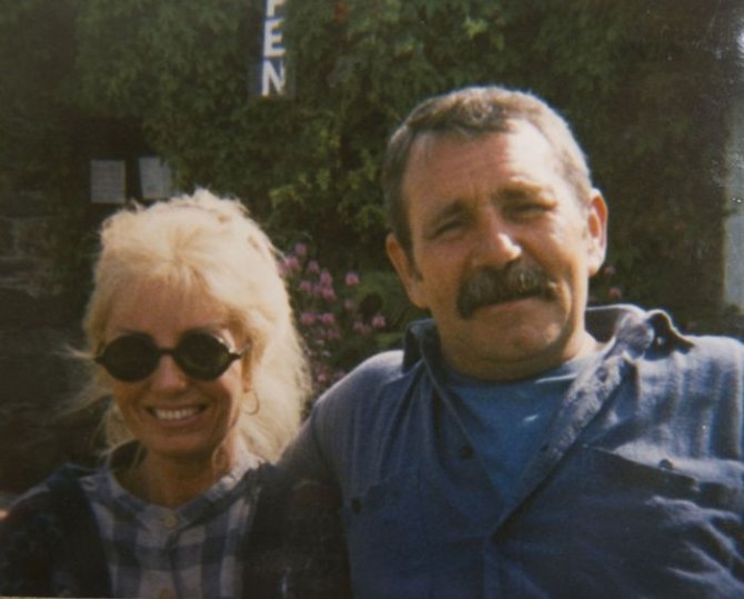 Муж завещал своей жене сделать силиконовую грудь и найти молодого любовника (11 фото)