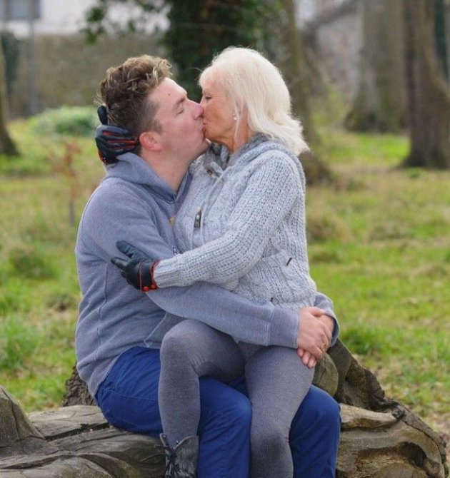 Муж завещал своей жене сделать силиконовую грудь и найти молодого любовника (11 фото)