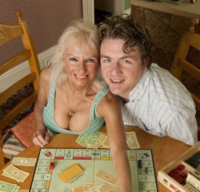 Муж завещал своей жене сделать силиконовую грудь и найти молодого любовника (11 фото)