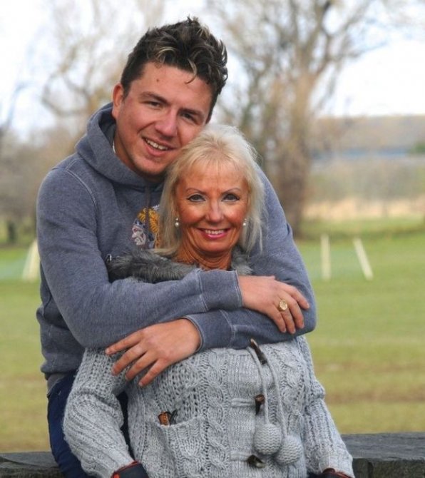 Муж завещал своей жене сделать силиконовую грудь и найти молодого любовника (11 фото)