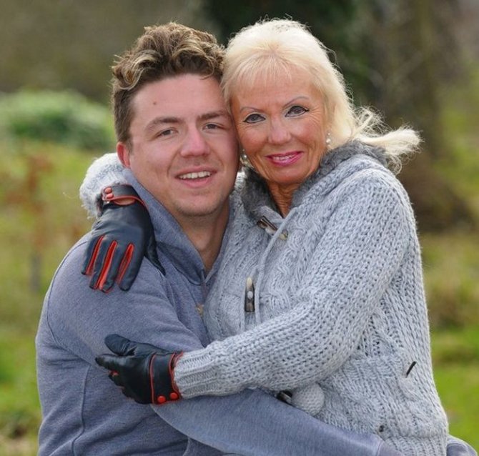 Муж завещал своей жене сделать силиконовую грудь и найти молодого любовника (11 фото)