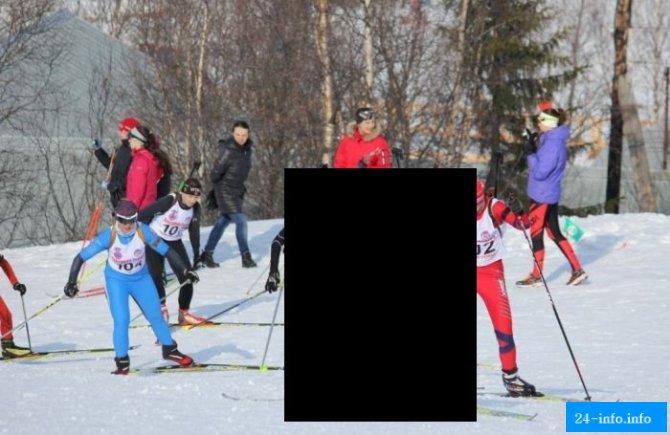 Юная спортсменка начала гонку по биатлону в нижнем белье (7 фото)