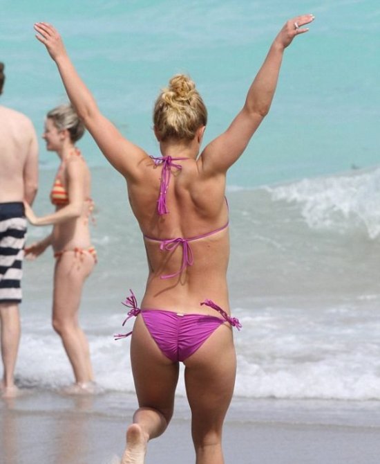 Невеста Владимира Кличко - Хейден Панеттьер демонстрирует фигуру на пляже (8 фото)