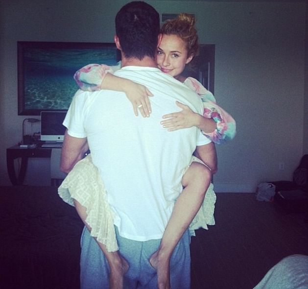 Невеста Владимира Кличко - Хейден Панеттьер демонстрирует фигуру на пляже (8 фото)