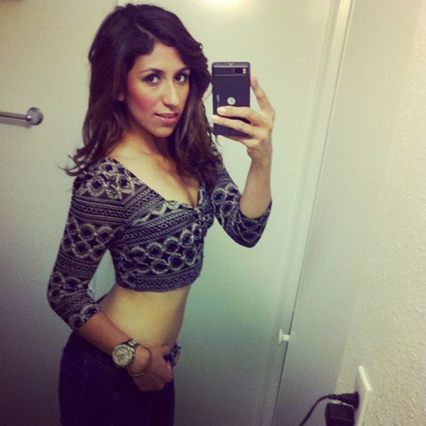 Девушки позируют для фото в неудобных позах