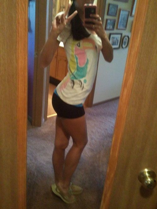 Девушки позируют для фото в неудобных позах