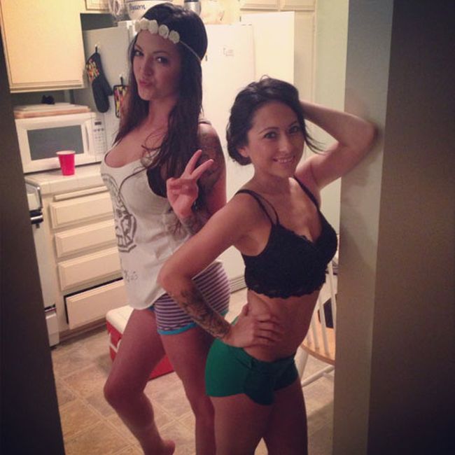 Девушки позируют для фото в неудобных позах