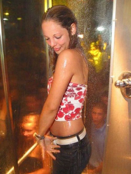 Мокрые девушки выглядят очень соблазнительно