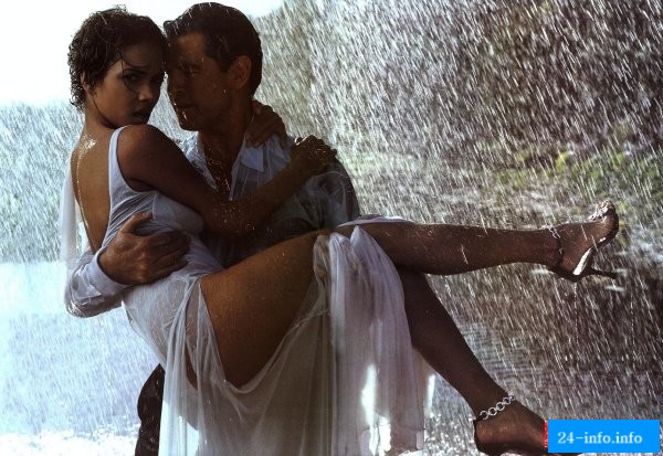 Голая Холли Берри