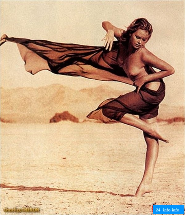 Голая Шарлиз Терон