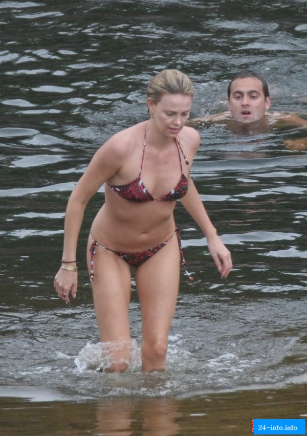 Голая Шарлиз Терон