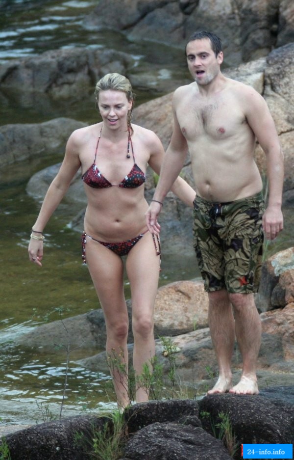 Голая Шарлиз Терон