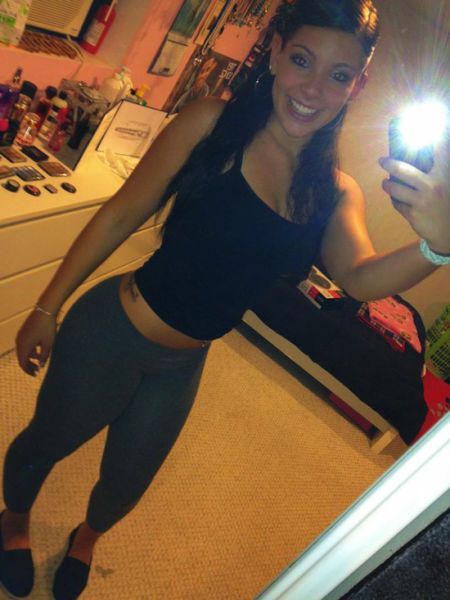 Стройные девушки в обтягивающем трико