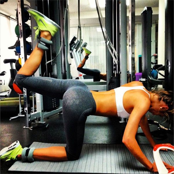 Стройные девушки в обтягивающем трико