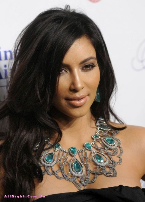 Ким Кардашиан с бриллиантами