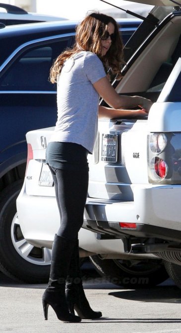 Кейт Бекинсейл в обтягивающих штанишках