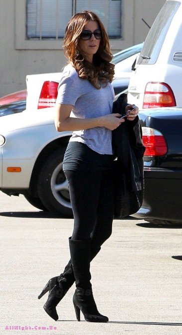 Кейт Бекинсейл в обтягивающих штанишках