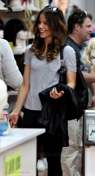 Кейт Бекинсейл в обтягивающих штанишках