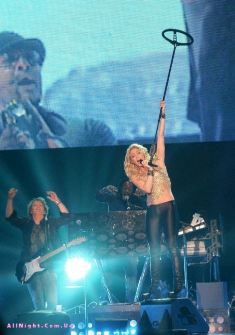 Шакира в пылу выступления