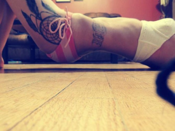 Девушки позируют для фото в неудобных позах