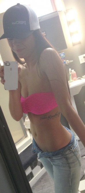 Девушки позируют для фото в неудобных позах