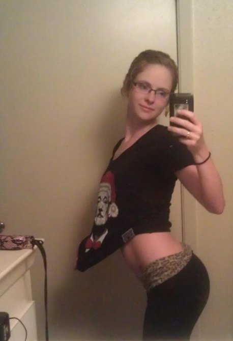 Девушки позируют для фото в неудобных позах