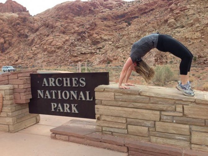 Девушки позируют для фото в неудобных позах