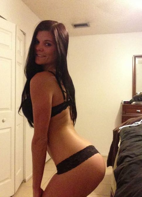 Девушки позируют для фото в неудобных позах