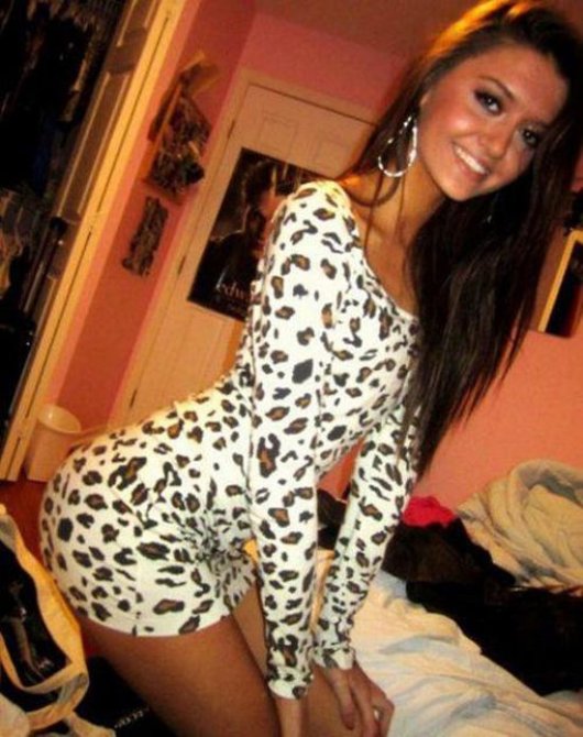 Девушки позируют для фото в неудобных позах