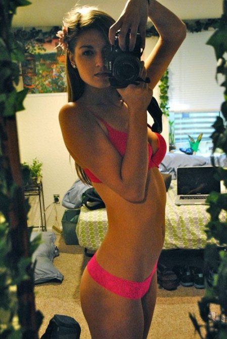 Девушки позируют для фото в неудобных позах