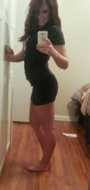 Девушки позируют для фото в неудобных позах