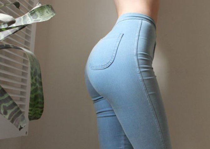 Девушки позируют для фото в неудобных позах