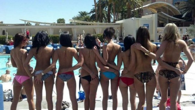 Соблазнительные попки стройных девушек